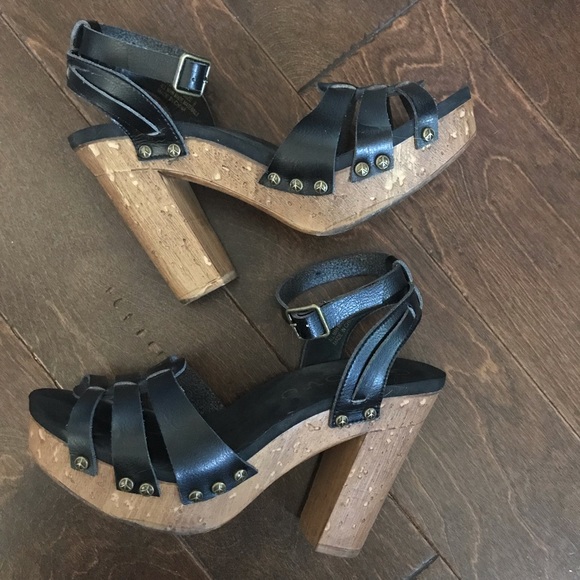 groove Shoes - Cute studded ankle strap platform size 9
